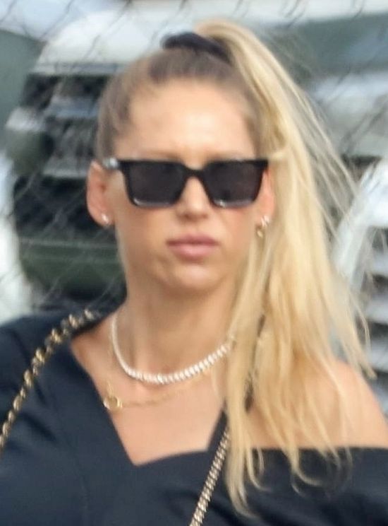 Ciężarna Anna Kournikova z synem wraca z zakupów