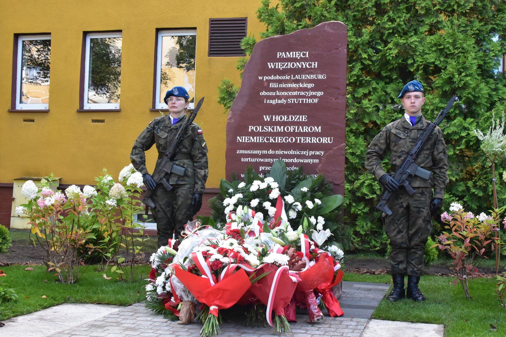 Uroczystość odsłonięcia tablicy upamiętniającej ofiary polskim ofiarom niemieckiego terroru