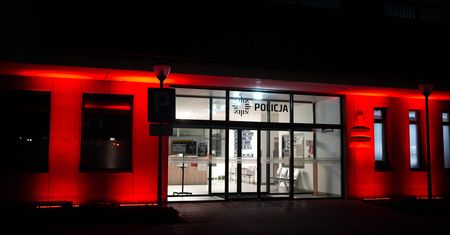 Czerwone światła w Pile. Ważny apel w Dniu Przeciwdziałania Przemocy wobec Dzieci