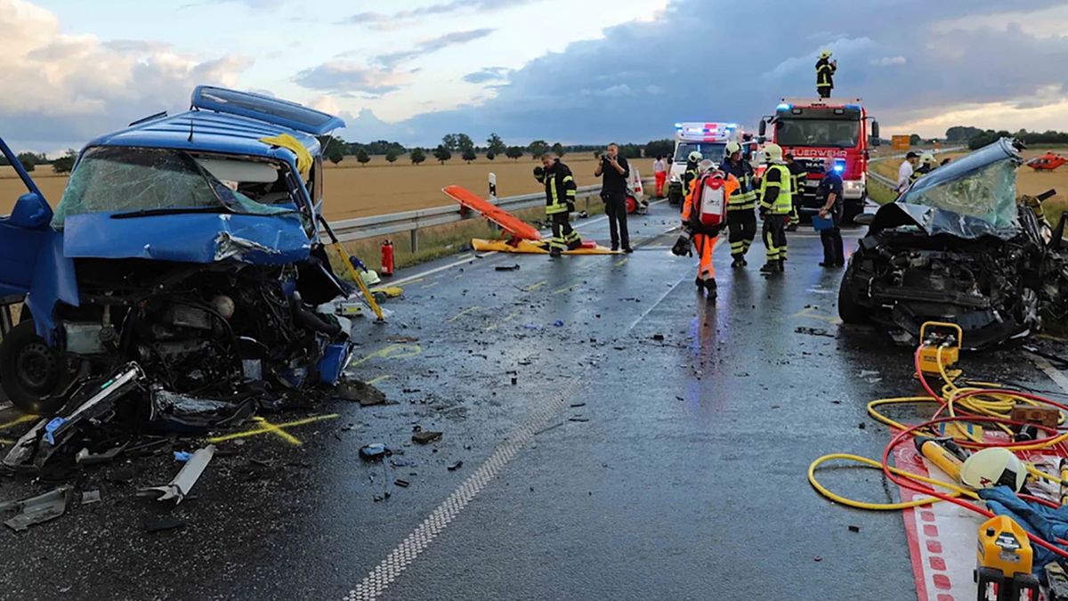 Polak próbował wyprzedzać na zakręcie. 10 osób zostało rannych