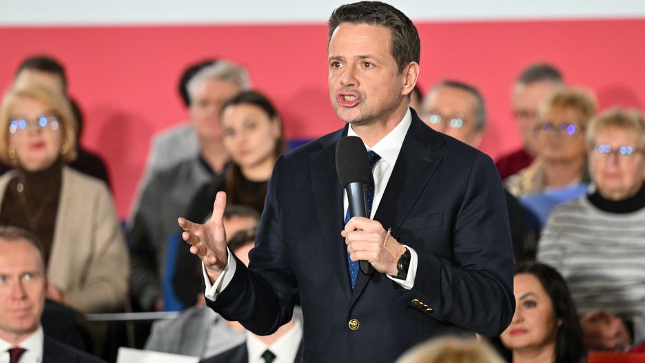 Legnica, 05.02.2025. Wybory Prezydenta RP 2025 - kampania. Kandydat KO w wyborach na prezydenta RP, prezydent stolicy Rafał Trzaskowski (C) podczas spotkania otwartego z mieszkańcami Legnicy, 5 bm. (amb) PAP/Maciej Kulczyński