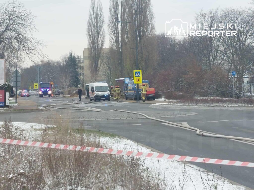 Warszawa: Uszkodzona rura z gazem w Ursusie. Uczniów pobliskiej szkoły przemieszczono do dalszego skrzydła szkoły. Ulica zablokowana