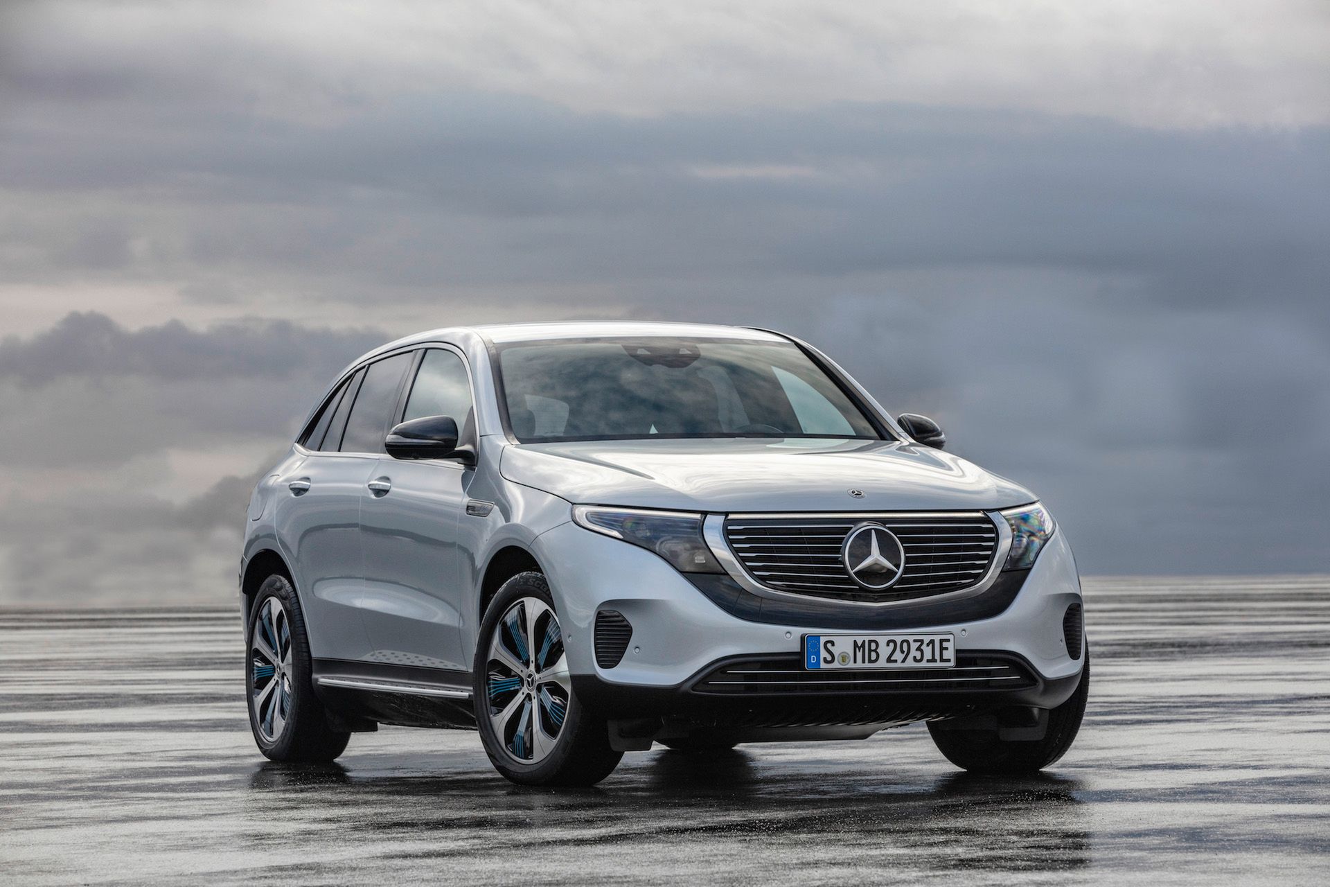 Elektryczny Mercedes-Benz EQC nie potrzebuje nawet grilla, ale bez niego zapewne za bardzo odbiegałby od naszego wyobrażenia modelu tej marki (fot. Daimler)