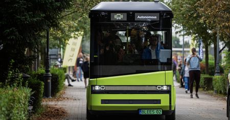 Pierwszy taki autobus na cmentarzu. To pomysł Polaków