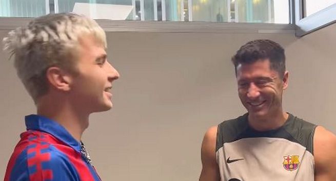 Mata reklamuje się na stadionie FC Barcelony