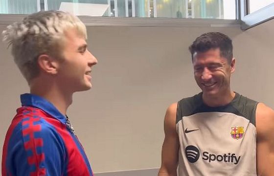 Mata reklamuje się na stadionie FC Barcelony