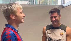 Mata reklamuje się na stadionie FC Barcelony