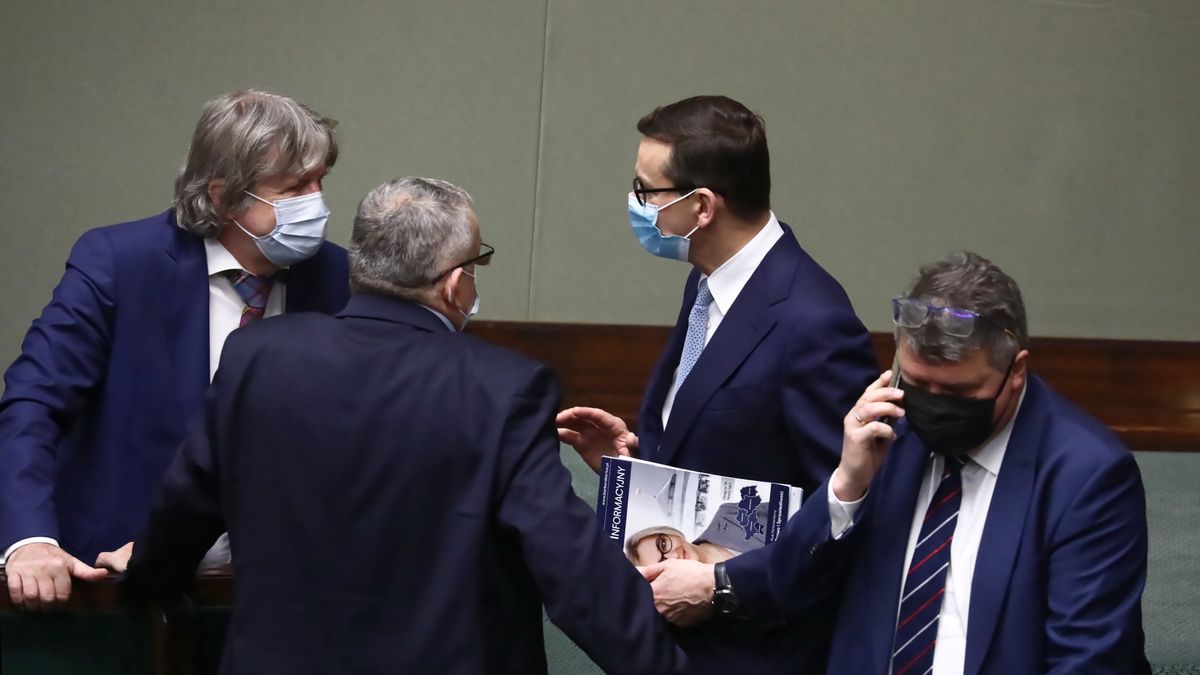 Warszawa, 17.12.2021. Premier Mateusz Morawiecki (2P) na sali obrad w Sejmie w Warszawie, 17 bm. Dzisiaj w niższej izbie parlamentu odbędą się głosowania nad projektem budżetu państwa na 2022 r. (aldg) PAP/Tomasz Gzell