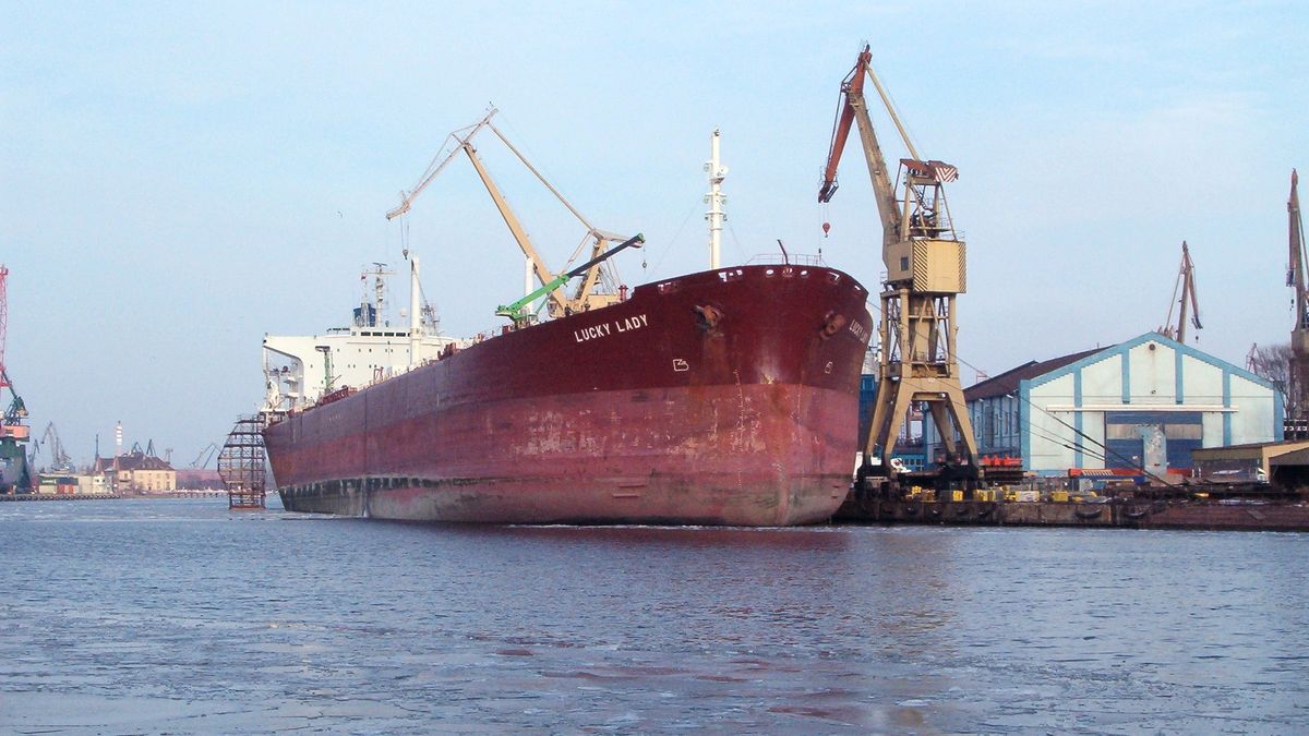 Aframax "Lucky Lady" podczas remontu stoczniowego w Gdańsku.