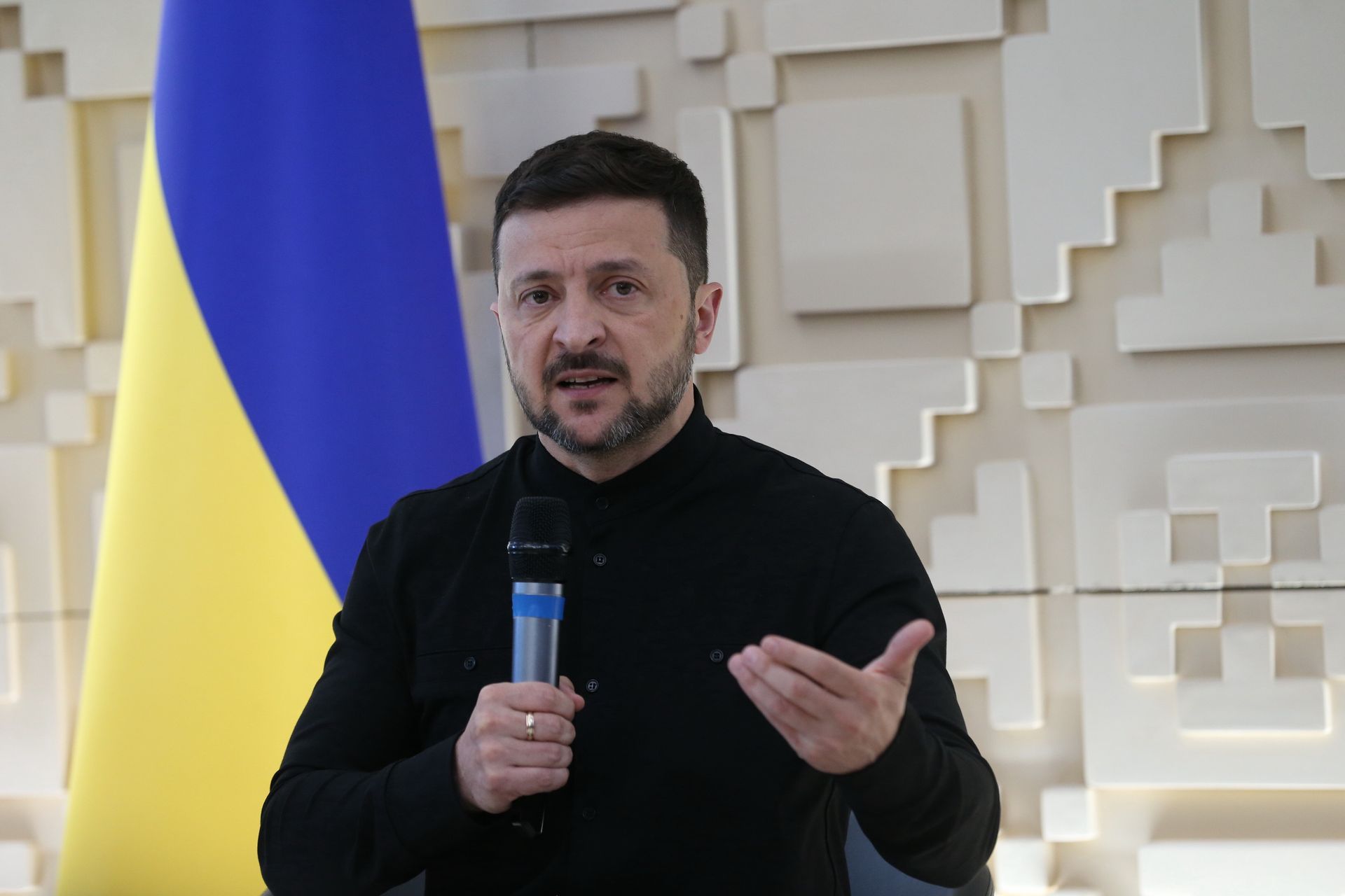 Zełeński kpi z Putina. "Boi się"