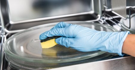 Tak błyskawicznie wyczyścisz mikrofalówkę. Prosty patent