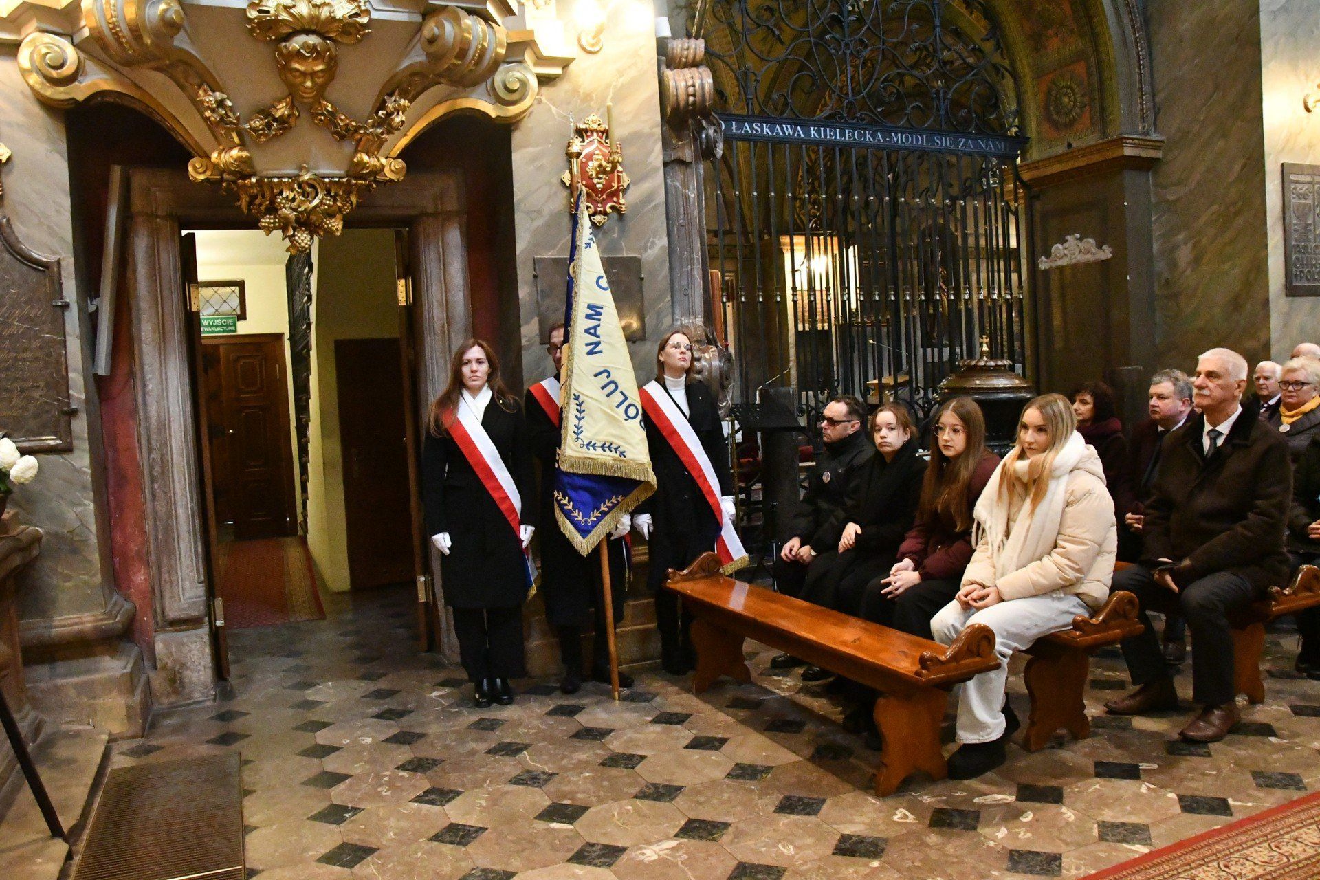 Biskup Jan Piotrowski sprawował mszę świętą w katedrze i wręczył medale &#34;Pro Christo Rege Et Ecclesia&#34;.