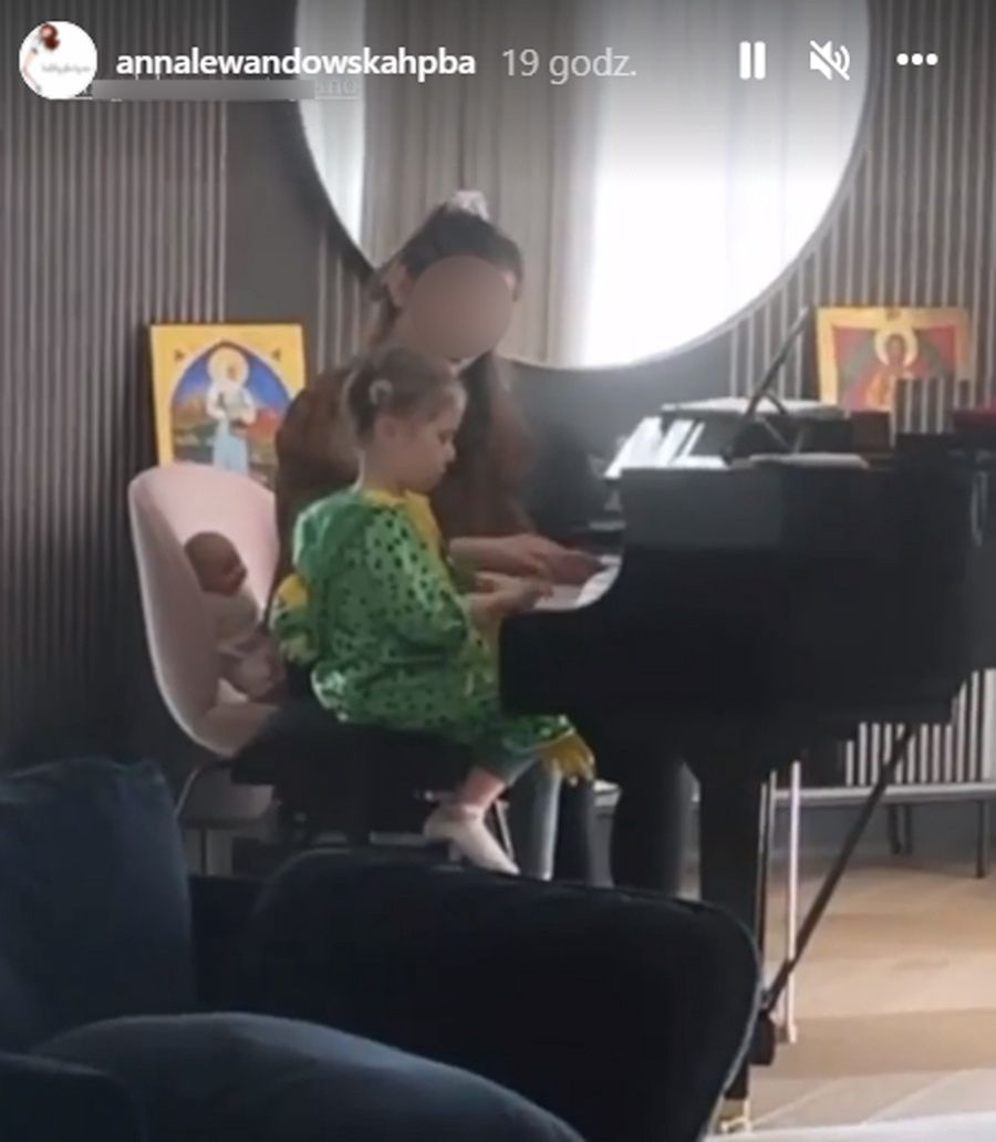 Klara w trakcie lekcji fortepianu 