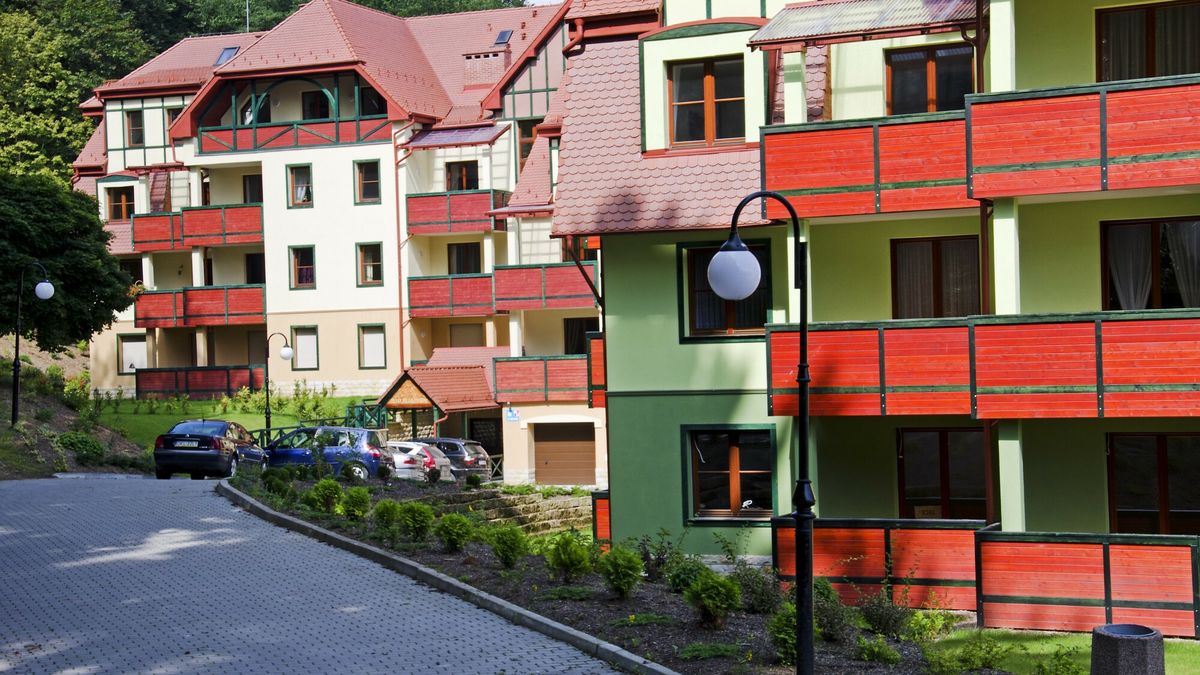 Budowa apartamentowc�w w Polanicy-Zdroju
PHOTO: PRZEMYSLAW ZIEMACKI/EAST NEWS 
NOWO WYBUDOWANE EKSKLUZYWNE OSIEDLE "PARKOWA POLANA" W POLANICY-ZDROJU, POLOZONE VIS A VIS PARKU ZDROJOWEGO, DOLNOSLASKIE; NEW APARTMENT BUILDINGS IN POLANICA ZDROJ (SPA RESORT), SOUTH WEST POLAND
PRZEMYSLAW ZIEMACKI