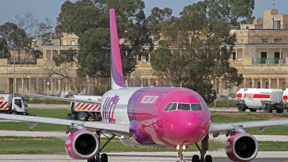 Wizz Air utrzymuje zawieszenie rejsów. LOT już sprzedaje bilety