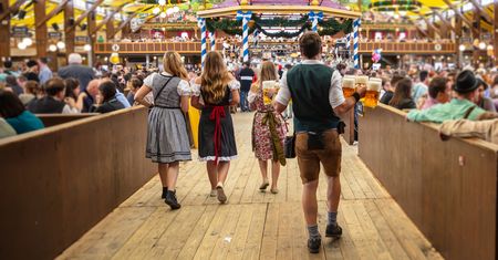 Oktoberfest w cieniu skandalu z hailowaniem i śpiewaniem nazistowskiej piosenki. Światowe media oburzone