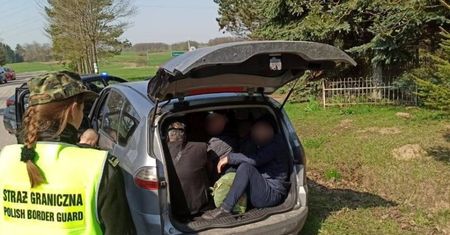 Pościg za 19-latkiem. Wiózł nielegalnych migrantów, w tym 4 w bagażniku