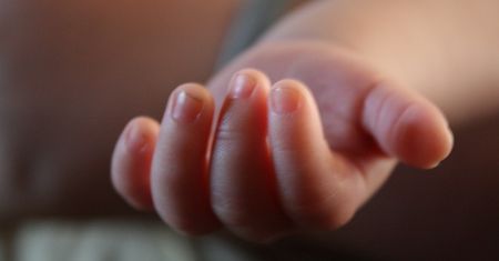 Pomorze. Sześciomiesięczne niemowlę w szpitalu. Rodzice trafili do aresztu