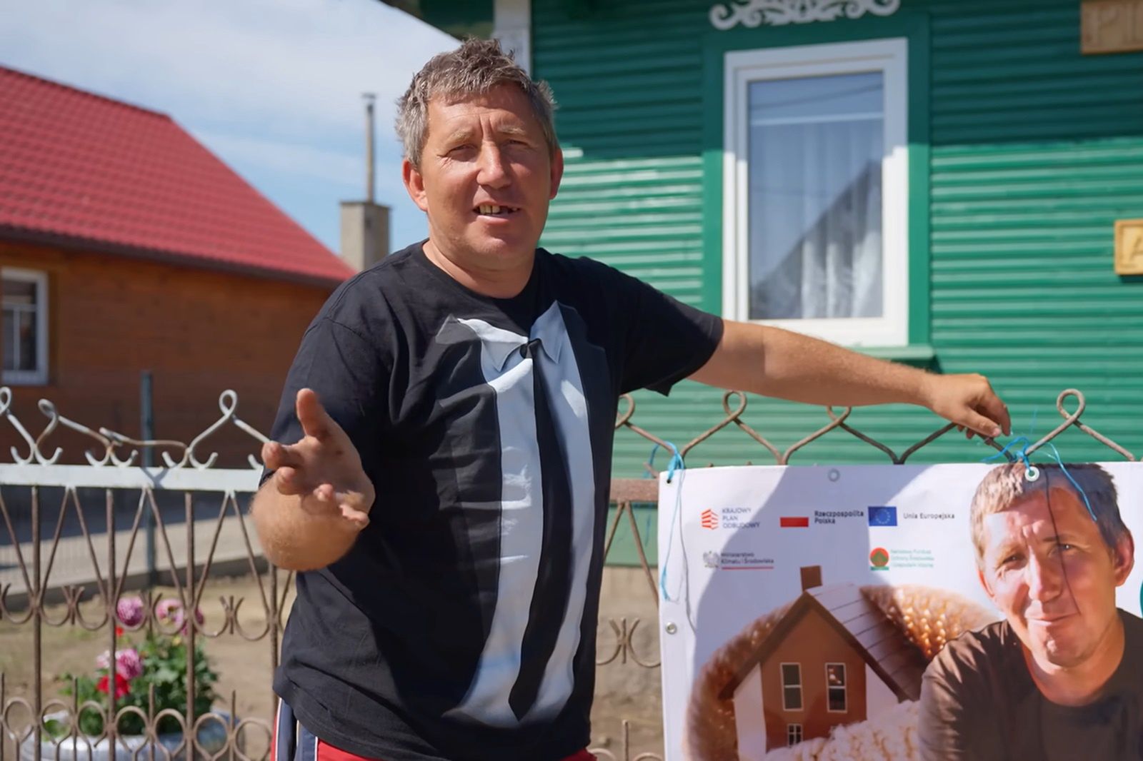 Andrzej z Plutycz posadził trawę przed domem