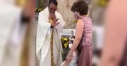 Błogosławieństwo dziecka. Reakcja dziewczynki zaskoczyła księdza