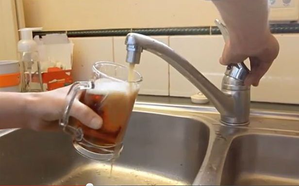 WTF dnia: co byście zrobili, gdyby z kranu zaczęło lecieć piwo zamiast wody? [wideo]