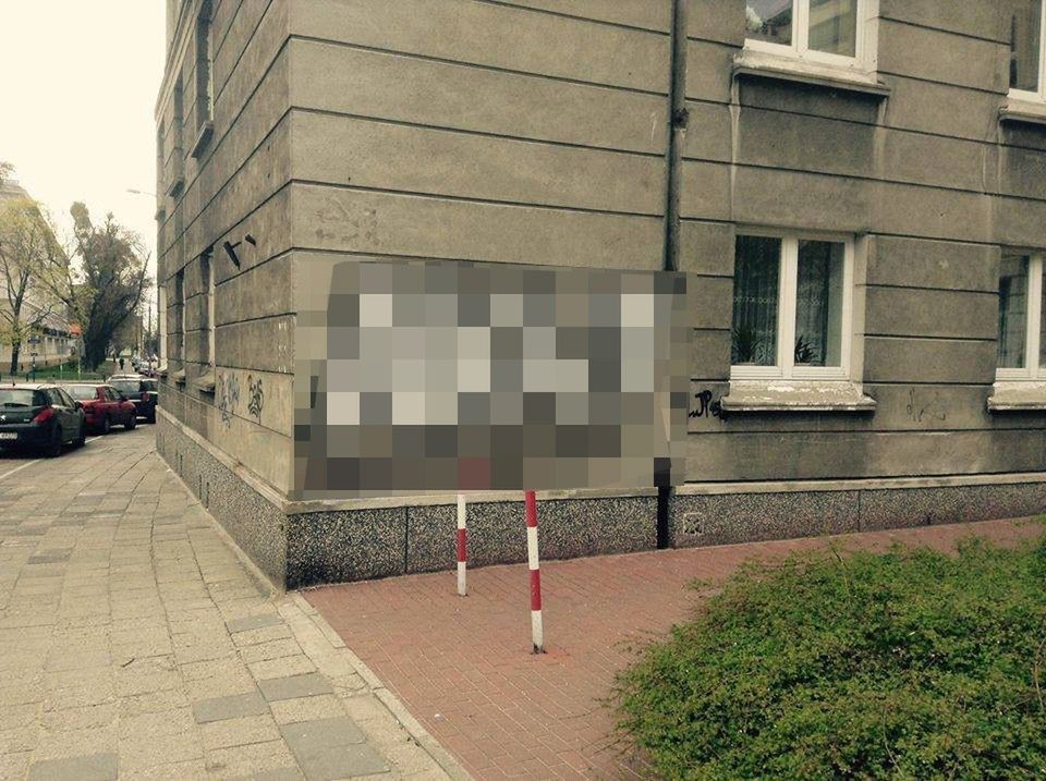 Wandale zniszczyli muranowskie elewacje. Namalowali graffiti z reklamą sklepu