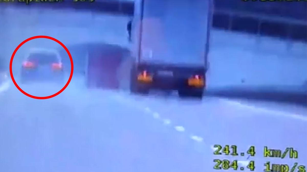 Funkcjonariusze zatrzymali kierowcę, który jechał ponad 240 km/h