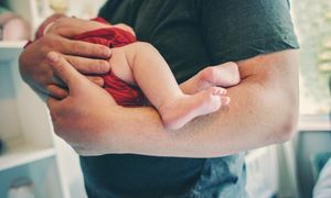 Ojcowie coraz częściej korzystają z urlopów rodzicielskich. Pokazali nowy raport