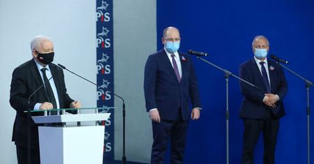 "Mogę odejść z polityki". Lech Kołakowski po powrocie do klubu PiS zrezygnował z poselskiej pensji. Tajemnicze wyjaśnienia