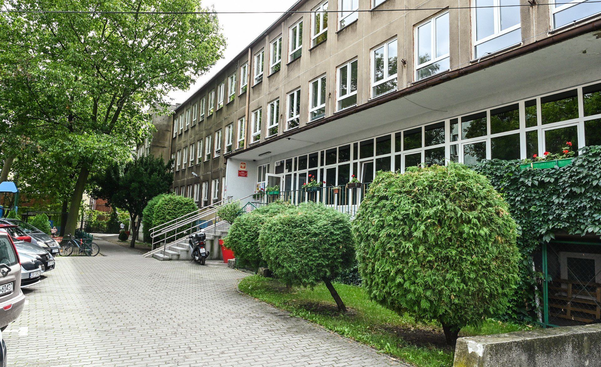 Tak z zewnątrz prezentuje się budynek SP nr 58 im. Ireny Sendlerowej w Bydgoszczy. 