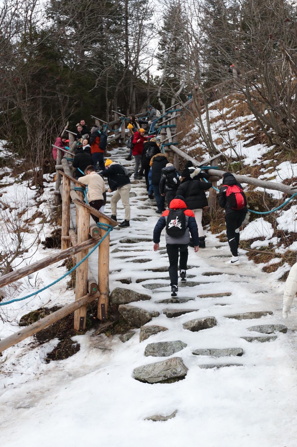Turyści w drodze na Morskie Oko