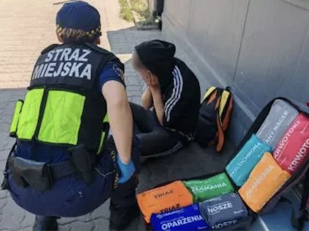 Kobieta w ciąży leżała pod sklepem. Nikt nie chciał pomóc