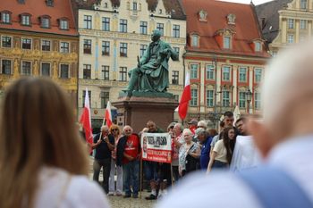 Wrocław: Protest przeciwko "germanizacji". Była pikieta i zbiórka podpisów. Jednym z postulatów jest zmiana nazwy Hali Stulecia