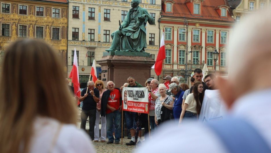 Protest przeciwko „germanizacji Wrocławia”. Była pikieta i zbiórka podpisów. Jednym z postulatów jest… zmiana nazwy Hali Stulecia