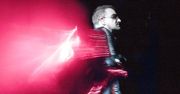Bono ma laserową kurtkę (wideo)