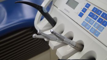 Nie miał dyplomu, ale miał Google. Fałszywy dentysta zarobił fortunę