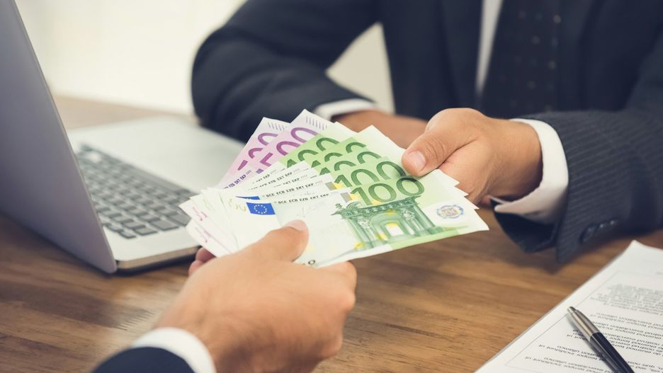 W porównaniu do Niemiec, gdzie od 1 lipca 2025 roku emerytury wzrosną o 3,74%, polscy emeryci mogą liczyć na wyższy procentowy wzrost świadczeń. Jednak warto zauważyć, że niemieckie emerytury są generalnie wyższe w ujęciu nominalnym. 