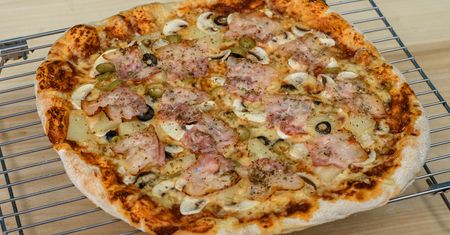 Tylko tak piecz pizzę w piekarniku. Inaczej nie będzie rumiana i chrupiąca