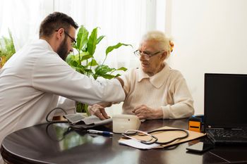 Prawo jazdy dla seniorów, co z obowiązkowymi badaniami? Unia podjęła decyzję