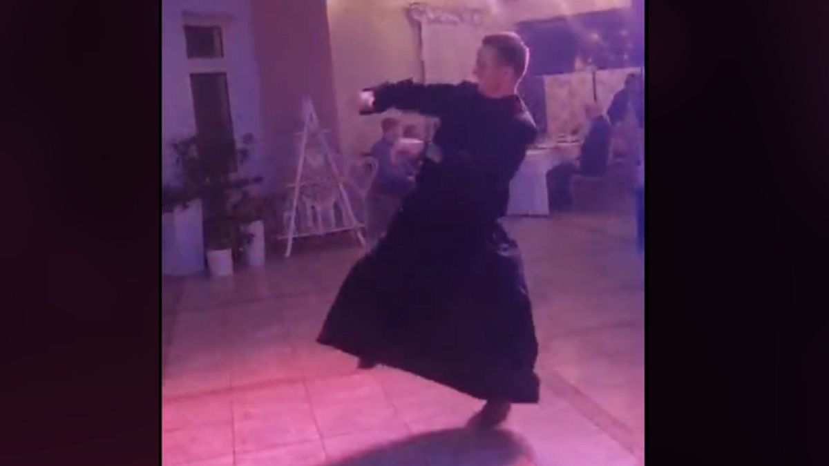 "Ksiądz z osiedla" pokazał jak szalał na weselu. Filmik hitem. 