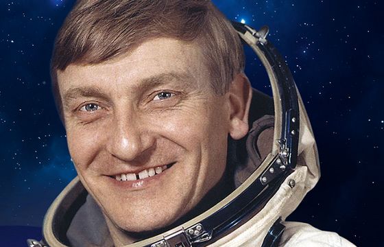 Kosmonauta Mirosław Hermaszewski reklamuje internet Tooway