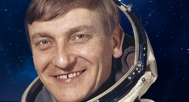 Kosmonauta Mirosław Hermaszewski reklamuje internet Tooway