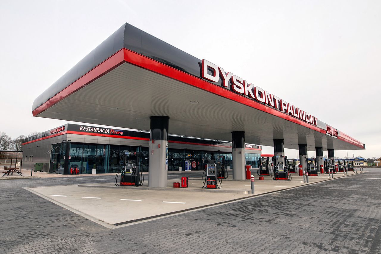 Otwarto największą stację benzynową w Polsce. 22 stanowiska do tankowania