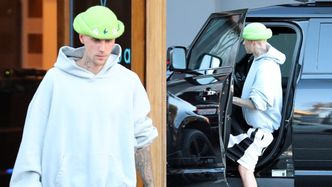 Posępny Justin Bieber w zielonym kapelutku wlecze się do samochodu, wychodząc ze SPA