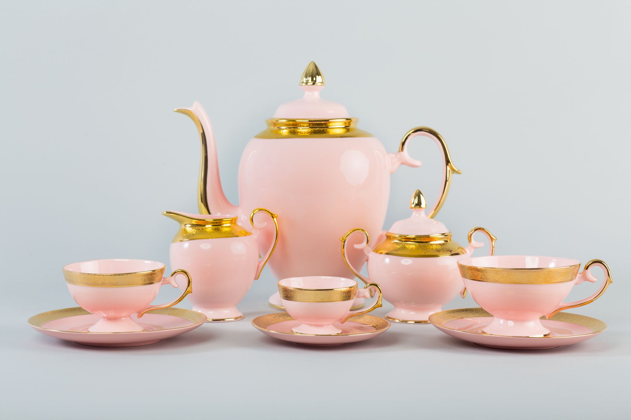 Różowa porcelana