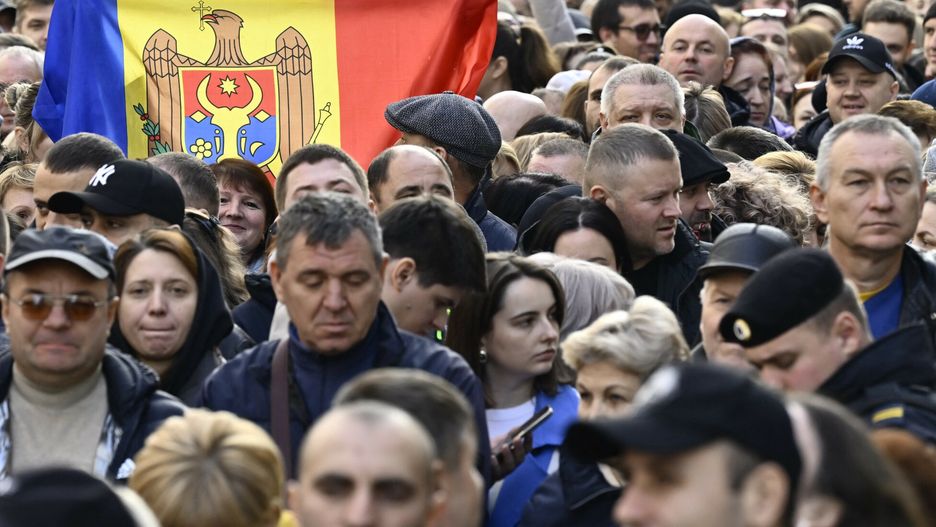 Obywatele Mołdawii stoją w kolejce, aby zagłosować