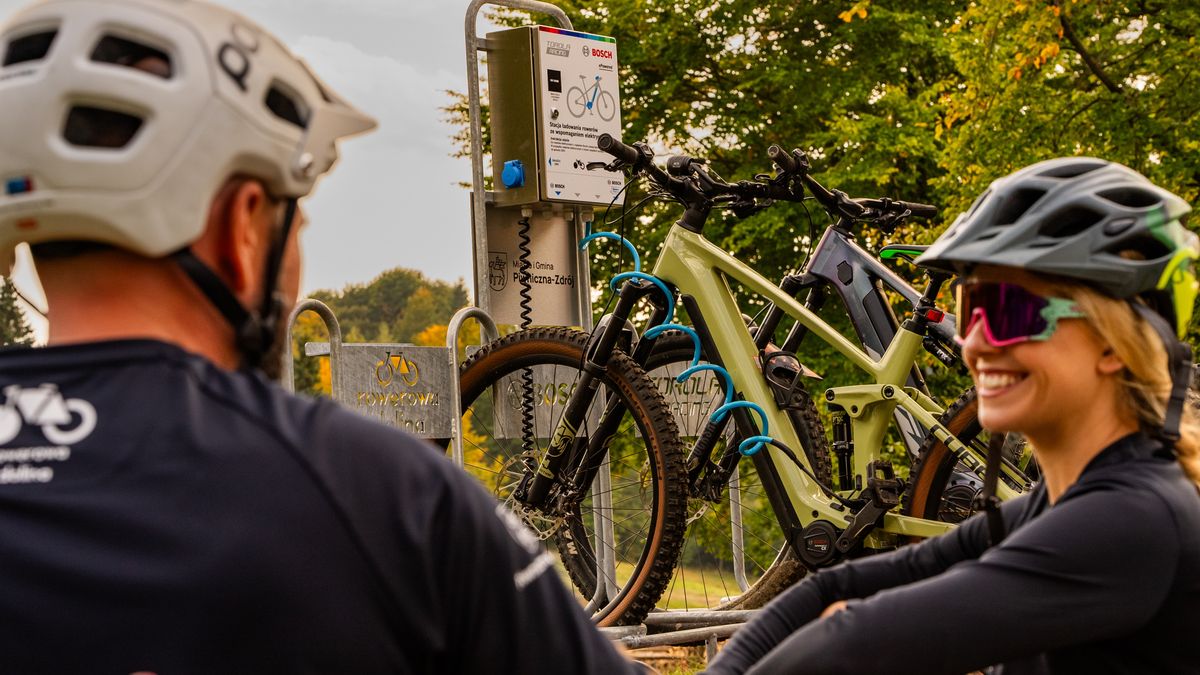 Ładowarki elektryczne na górskim szlaku