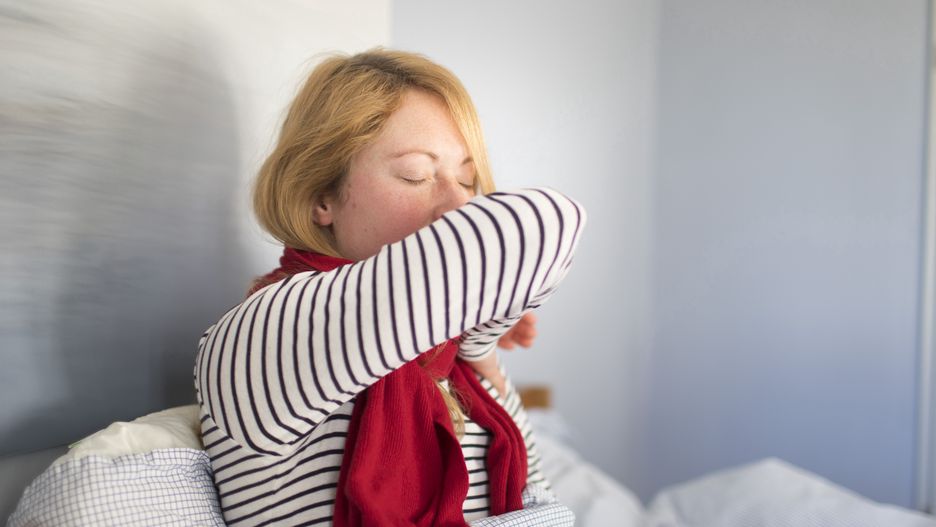 Przez kasłanie koronawirus rozprzestrzenia się. Laurie Goff nagrała filmik