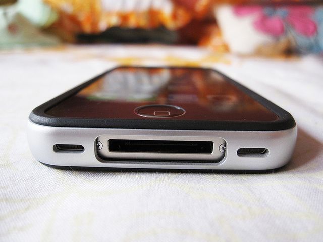 Dlaczego głośnik iPhone'a ulokowano na dole urządzenia?