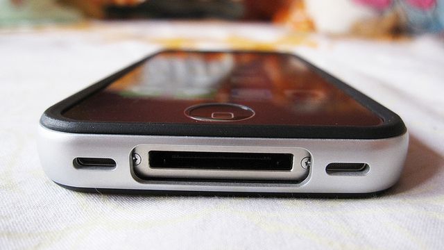 Dlaczego głośnik iPhone'a ulokowano na dole urządzenia? 1